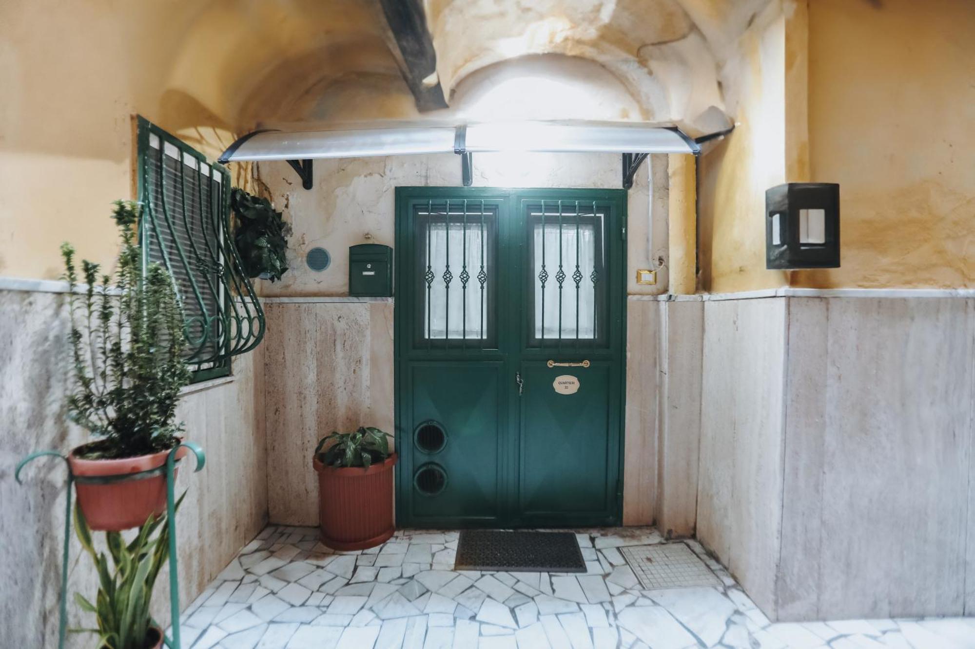 Apartment 33